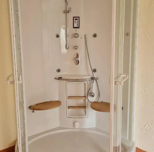 Eifelhof Mit Obstbaumwiese *